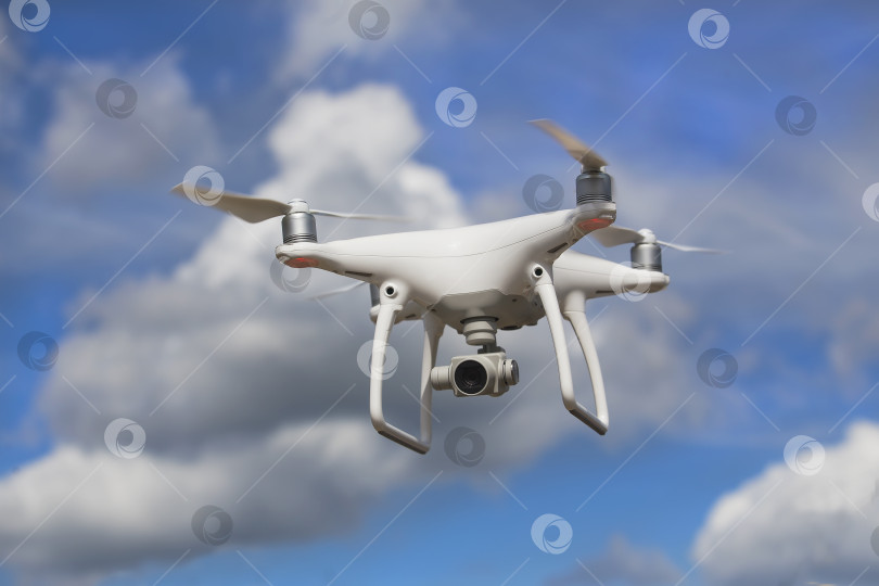 Скачать летающий квадрокоптер в голубом небе фотосток Ozero