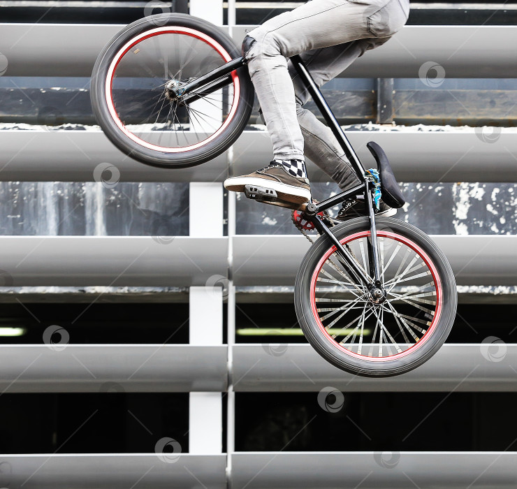 Скачать велосипедист прыгает на велосипеде фотосток Ozero