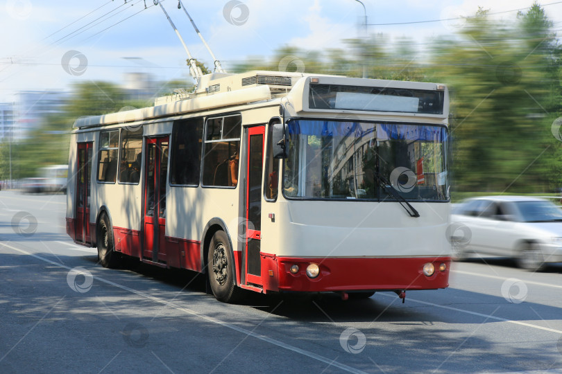 Скачать троллейбус едет по городу фотосток Ozero