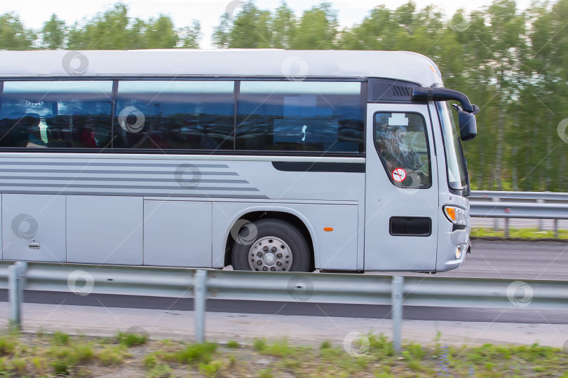 Скачать туристический автобус едет по загородному шоссе фотосток Ozero