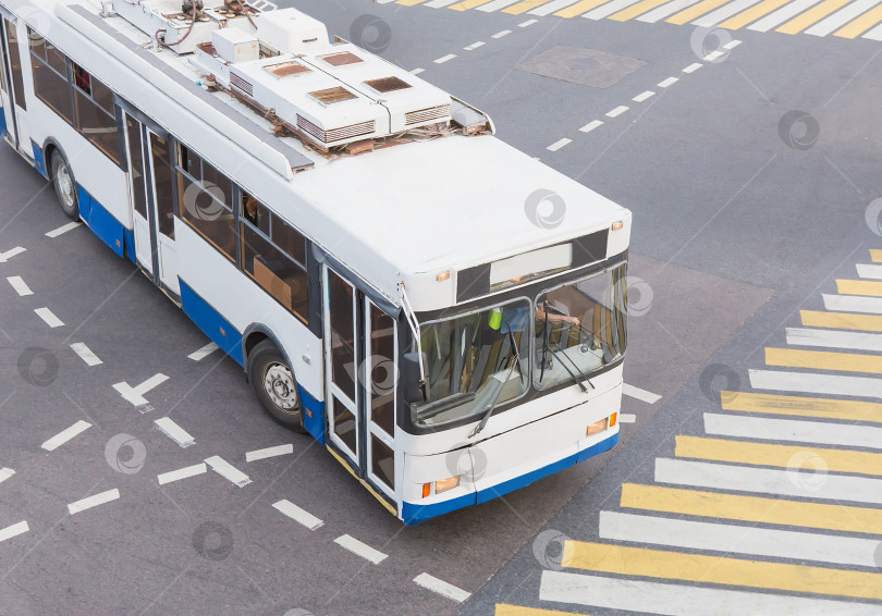 Скачать троллейбус движется по городской улице фотосток Ozero