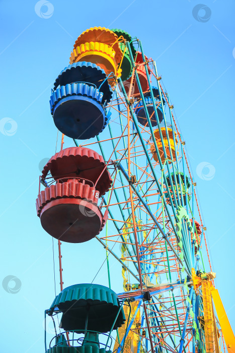 Скачать колесо обозрения с разноцветными кабинками фотосток Ozero