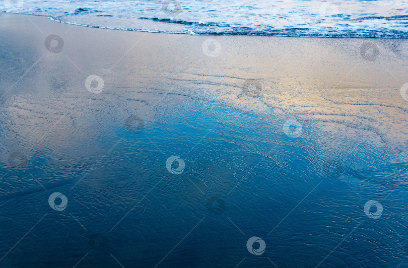 Скачать океанский пляж с набегающей волной, в которой отражается небо фотосток Ozero