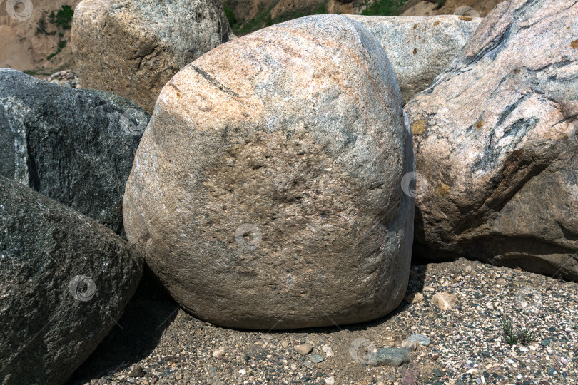 Скачать На песке лежит большой камень. фотосток Ozero