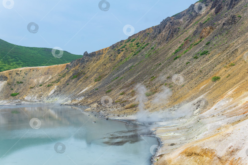 Скачать горячее минерализованное озеро с термальным источником и дымящимися фумаролами в кальдере вулкана Головнин на острове Кунашир фотосток Ozero