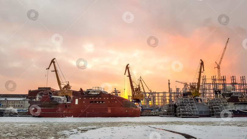 Скачать Россия, Санкт-Петербург, декабрь 2021 года: Прекрасный закат в порту и корабли у причалов фотосток Ozero