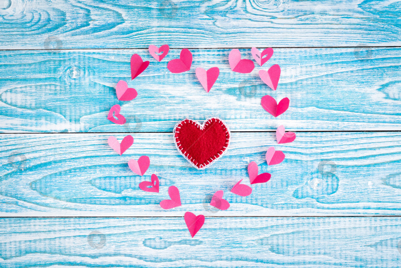 Скачать Красивые декоративные сердечки на деревянном фоне. День святого Валентина. день матери. Я люблю тебя! фотосток Ozero