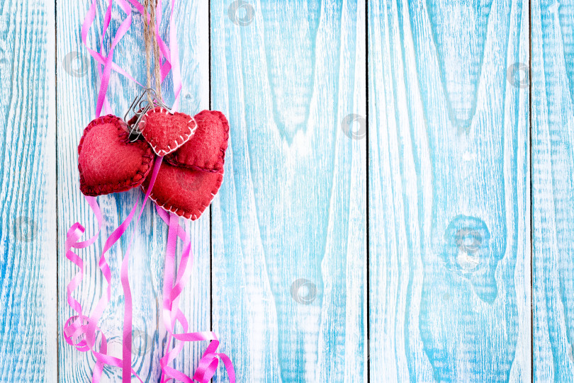 Скачать Красивый синий деревянный фон с красными сердечками. Лучшая открытка на день святого Валентина. фотосток Ozero