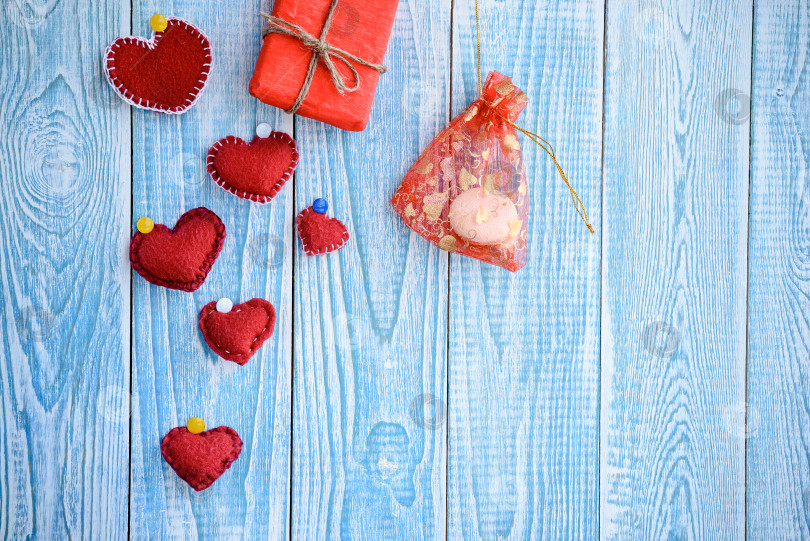 Скачать Красивый синий деревянный фон с красными сердечками. Лучшая открытка на день святого Валентина. фотосток Ozero