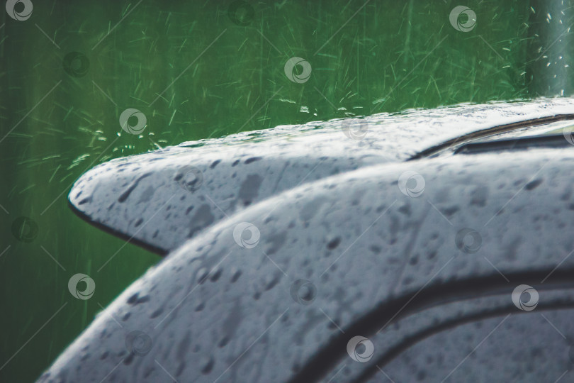 Скачать Брызги дождя с крыши автомобиля, крупным планом фотосток Ozero