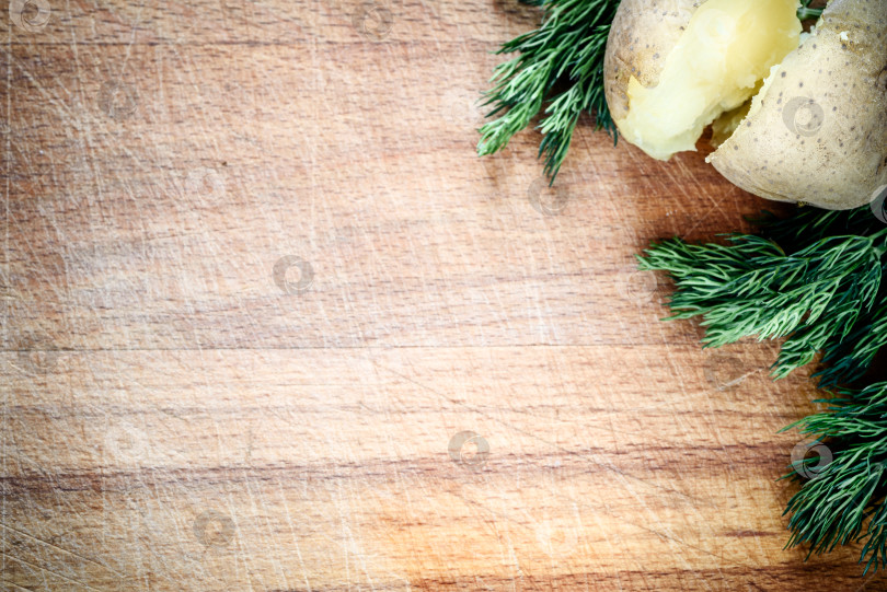 Скачать Отварной картофель и зелень на деревянной доске фотосток Ozero