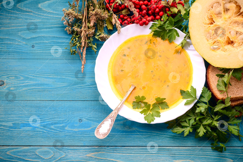 Скачать Тыквенный суп на деревянном синем фоне. Осенняя еда. фотосток Ozero