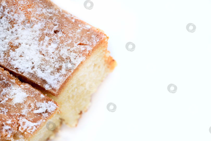 Скачать Два бисквитных кекса на белом фоне, изолированные фотосток Ozero