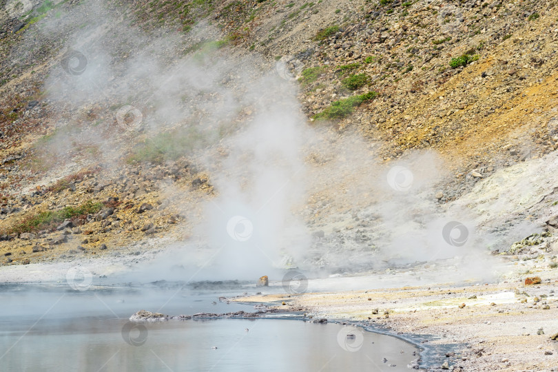 Скачать выход горячей гидротермальной воды на берегу озера в кальдере вулкана Головнин на острове Кунашир фотосток Ozero