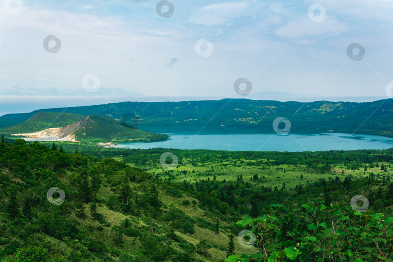 Скачать пейзаж острова Кунашир, геотермальные озера среди лавовых куполов в центре кальдеры вулкана Головнин фотосток Ozero