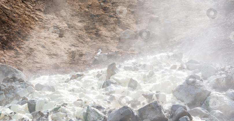 Скачать отложения серы среди паров в ложе горячего геотермального источника фотосток Ozero