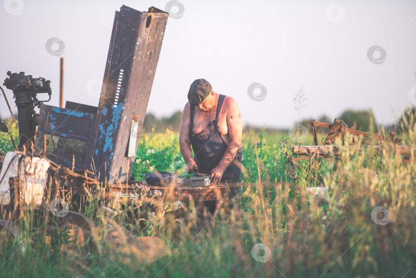 Скачать Фермер, работающий в поле на тракторе - концепция сельского хозяйства фотосток Ozero