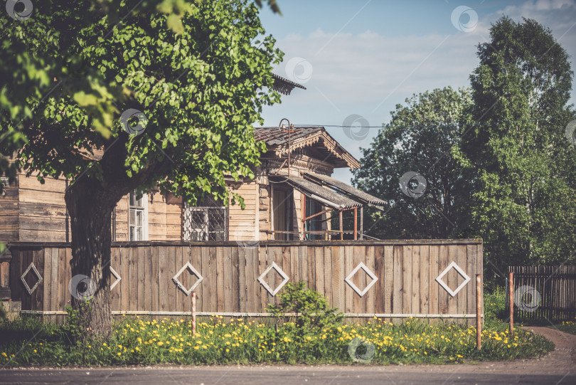 Скачать Красивый деревянный дом в деревне фотосток Ozero