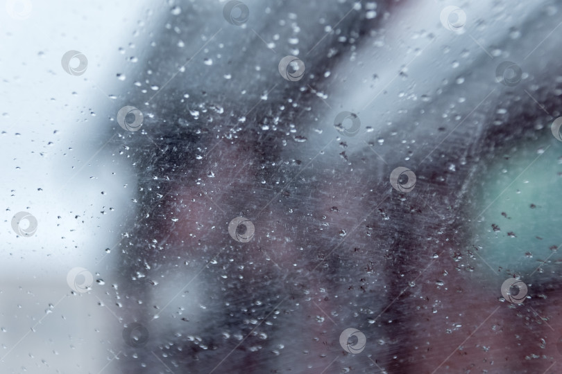 Скачать Вид на город через мокрое стекло, зимний пейзаж фотосток Ozero