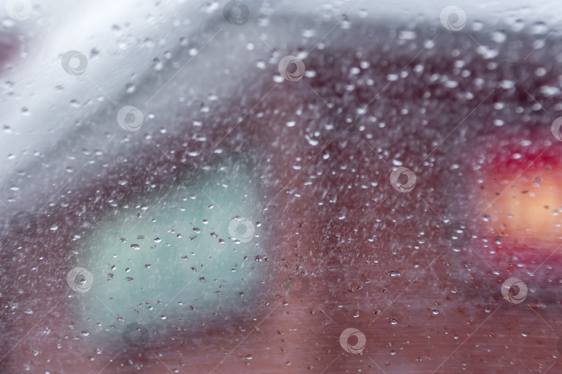 Скачать Вид на город через мокрое стекло, зимний пейзаж фотосток Ozero