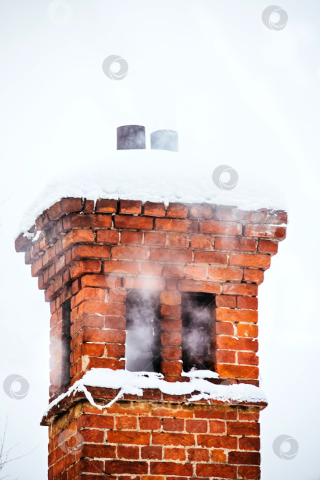 Скачать Кирпичный дымоход и дым из него зимой. Закрыть. фотосток Ozero