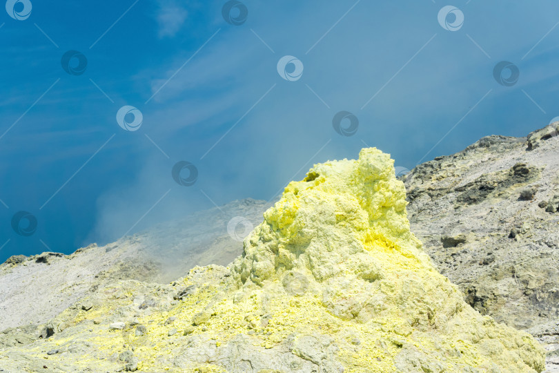 Скачать конус отложений серы вокруг фумаролы в сольфатарном поле на фоне голубого неба фотосток Ozero
