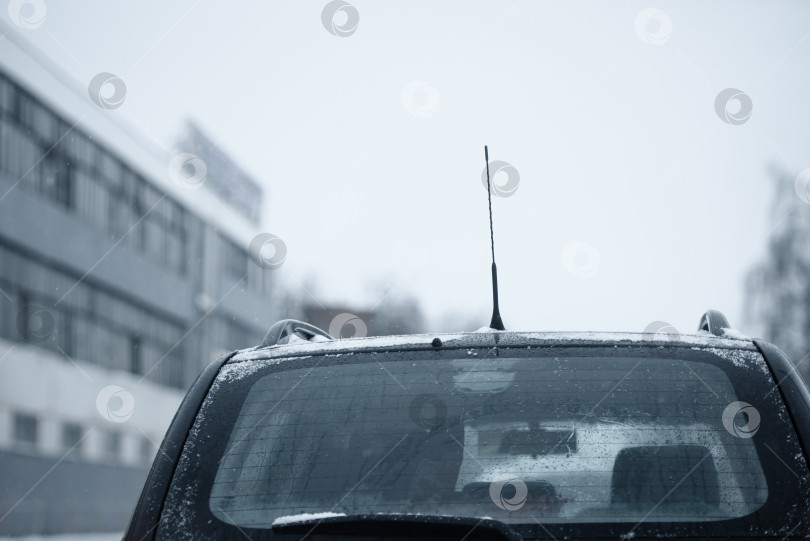 Скачать Крупный план автомобиля на снегу в зимнем городе фотосток Ozero