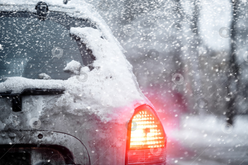 Скачать Крупный план автомобиля на снегу в зимнем городе фотосток Ozero