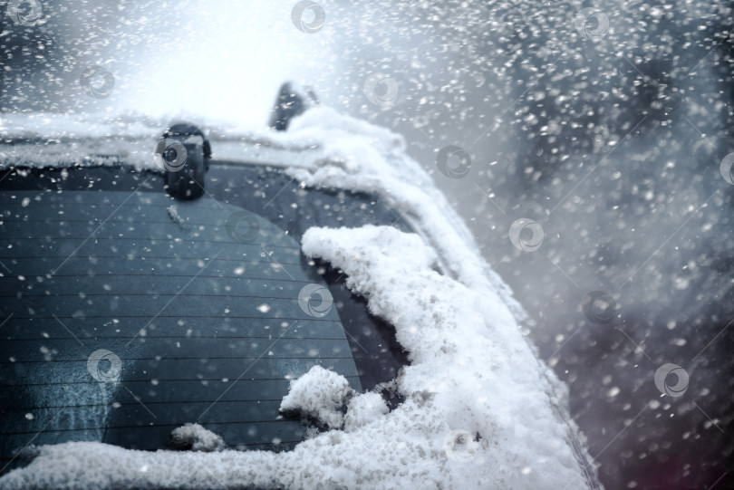 Скачать Крупный план автомобиля на снегу в зимнем городе фотосток Ozero