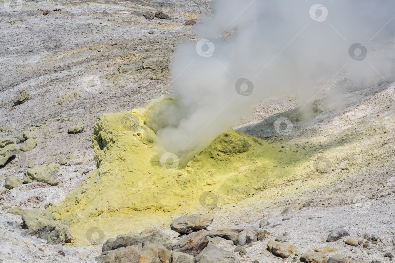 Скачать активная сольфатара, источник сернистых газов на склоне вулкана фотосток Ozero