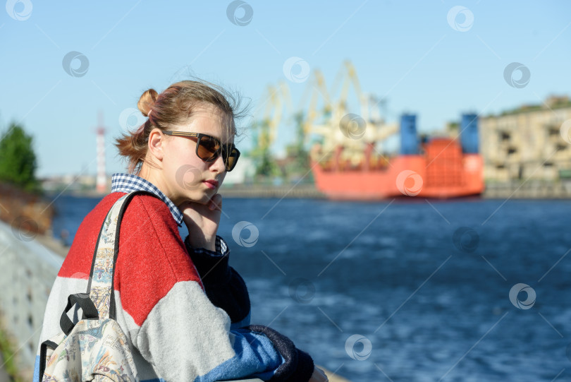 Скачать Девушка, гуляющая одна в морском торговом порту. Россия, Санкт-Петербург, 30 мая 2020 года фотосток Ozero