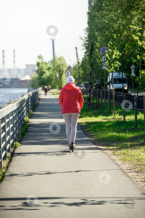 Скачать Девушка, гуляющая одна в морском торговом порту. Россия, Санкт-Петербург, 30 мая 2020 года фотосток Ozero