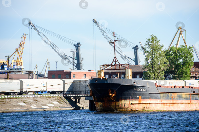 Скачать Россия, Санкт-Петербург, 30 мая 2020 года: Вид на морской порт. Краны и корабли. фотосток Ozero