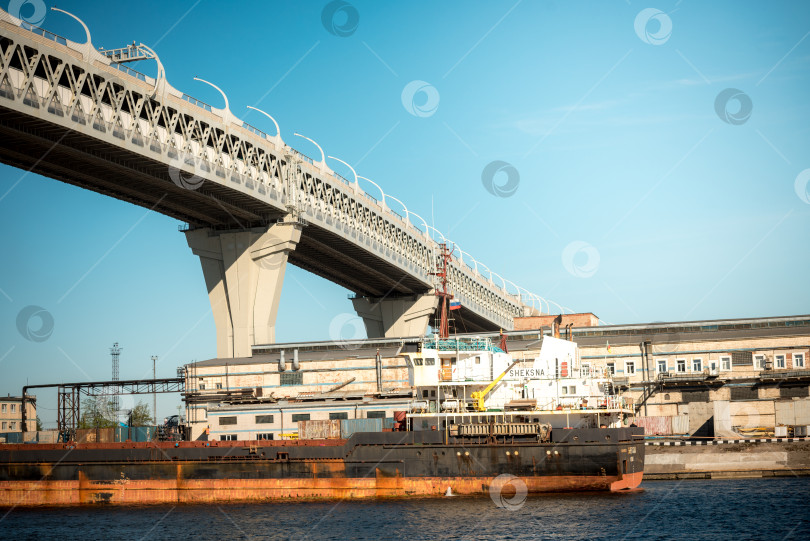 Скачать Россия, Санкт-Петербург, 30 мая 2020 года: Западный скоростной диаметр - главный мост через морской порт фотосток Ozero
