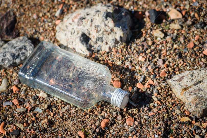 Скачать Пустая бутылка из-под ликера на песчаном пляже. Санкт-Петербург, Россия, 30 мая 2020 года фотосток Ozero