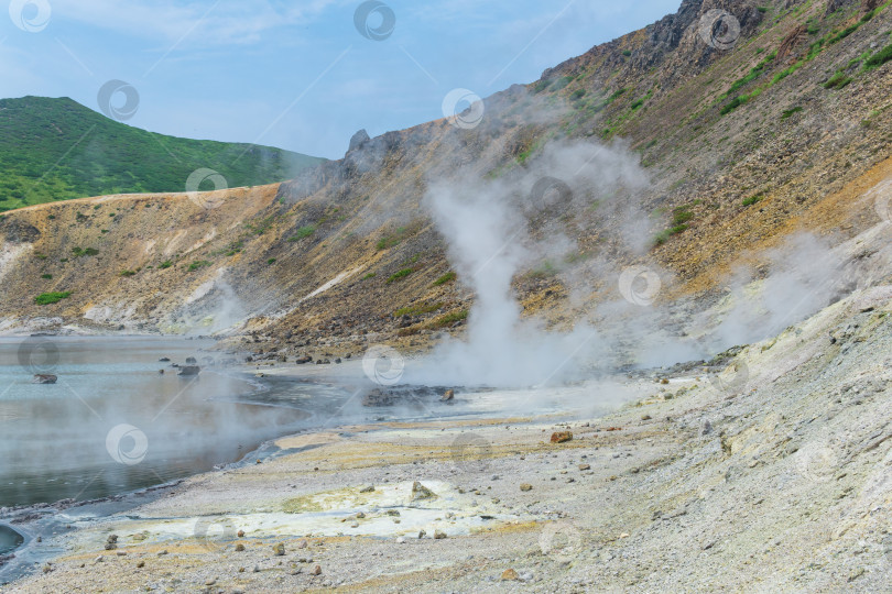 Скачать горячее минерализованное озеро с термальным источником и дымящимися фумаролами в кальдере вулкана Головнин на острове Кунашир фотосток Ozero