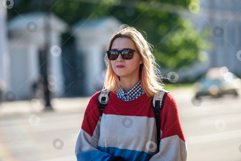 Скачать Россия, Санкт-Петербург, 30 мая 2020 года: молодая красивая девушка в очках на солнце на фоне города фотосток Ozero