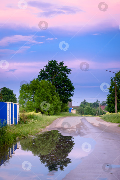 Скачать Прекрасный закат над деревенской дорогой фотосток Ozero