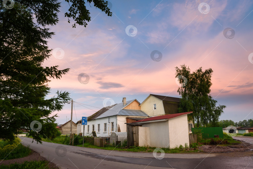 Скачать Прекрасный закат над деревенской дорогой фотосток Ozero