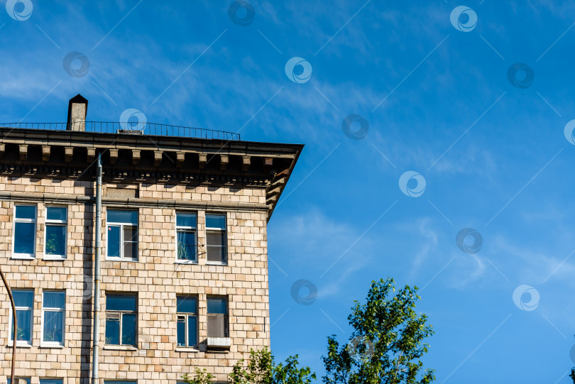 Скачать крыша городского многоквартирного дома на фоне голубого неба фотосток Ozero