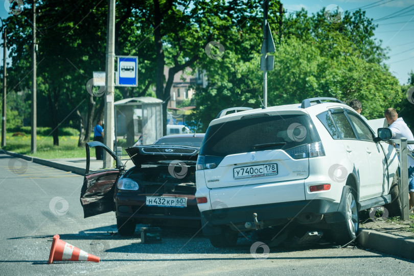 Скачать Россия, Санкт-Петербург, 23 июня 2020 года: автомобильная авария в городе. Несчастный случай на дороге. фотосток Ozero