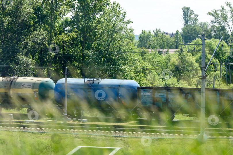 Скачать Россия, Санкт-Петербург, 23 июня 2020 года: Грузовой поезд проезжает мимо горного хребта фотосток Ozero