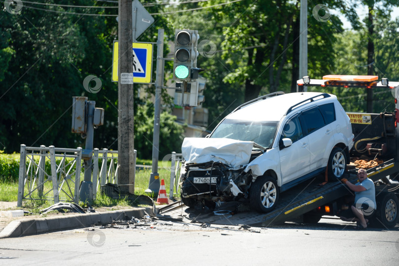 Скачать Россия, Санкт-Петербург, 23 июня 2020 года: автомобильная авария в городе. Несчастный случай на дороге. фотосток Ozero