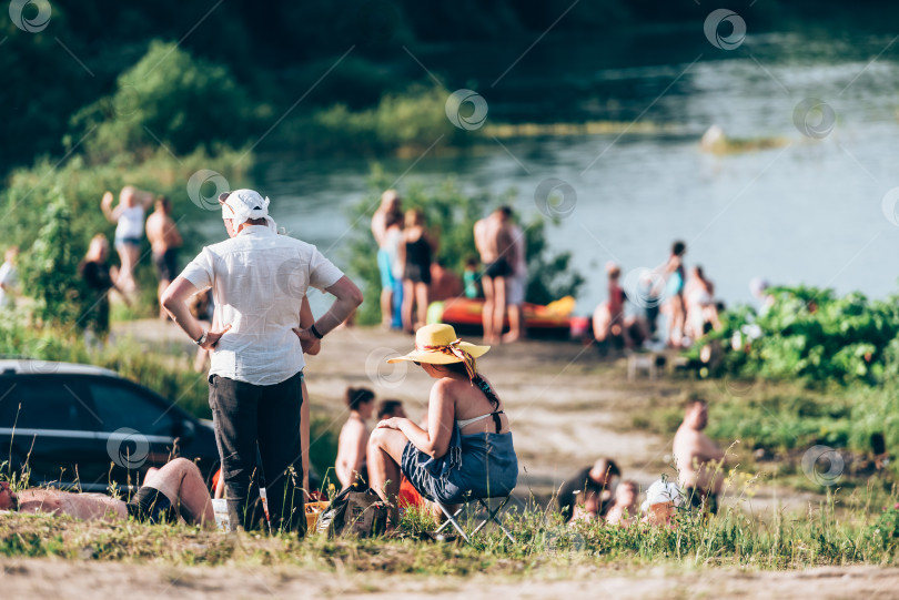 Скачать Россия, Санкт-Петербург, 24 июня 2020 года: Люди отдыхают на озере в жаркий летний день фотосток Ozero