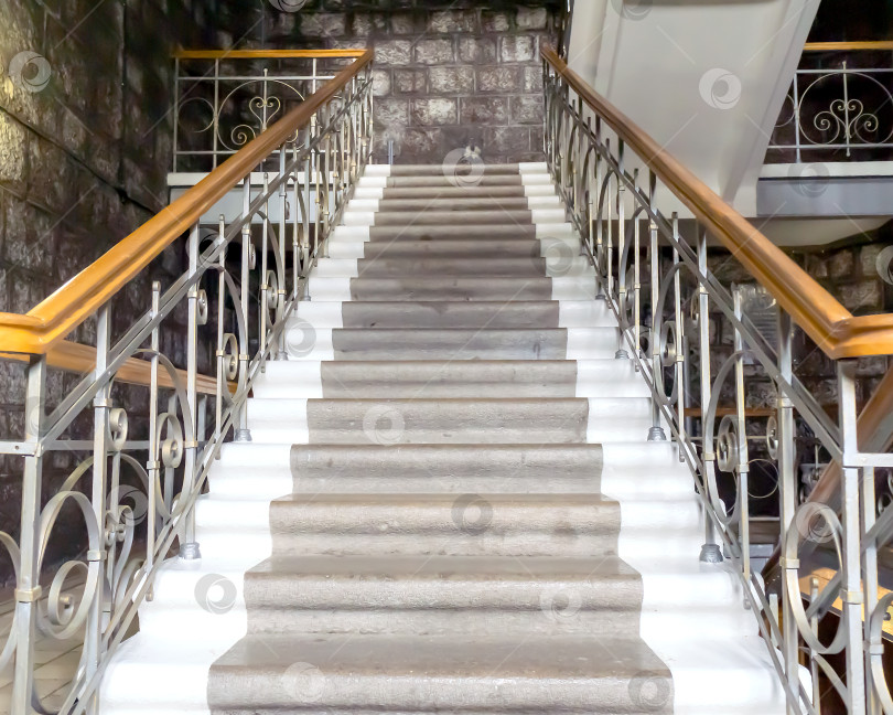 Скачать Большая бетонная лестница была сфотографирована крупным планом фотосток Ozero