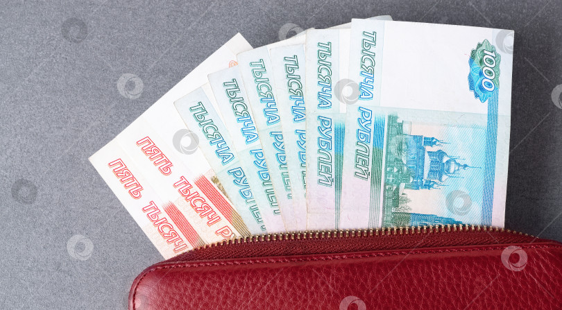 Скачать Купюры в российских рублях в красном старом кожаном бумажнике фотосток Ozero