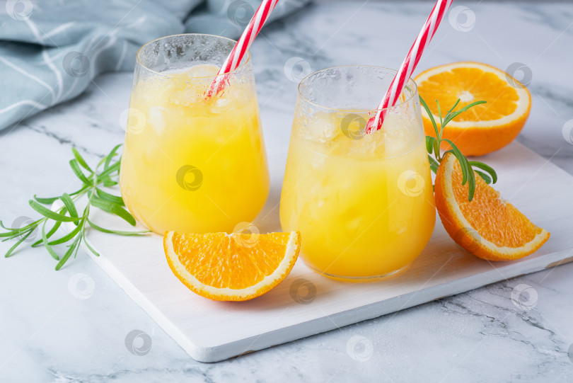 Скачать Стакан апельсинового сока со льдом. Холодный апельсиновый фреш. Стакан апельсинового сока в жаркий летний день фотосток Ozero