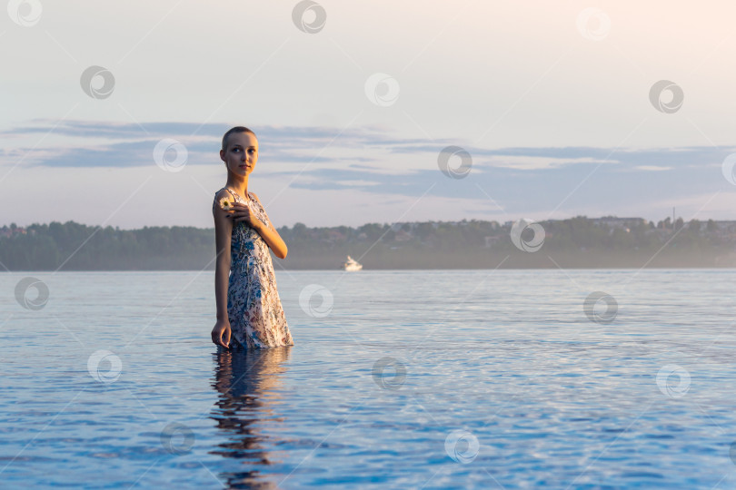 Скачать девочка-подросток в платье, стоящая в воде фотосток Ozero