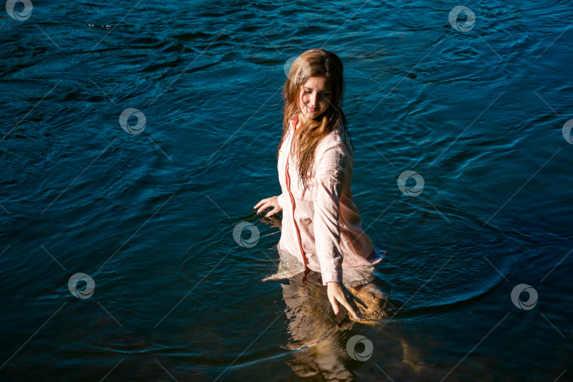Скачать молодая женщина купается в реке, наслаждаясь прохладной водой фотосток Ozero