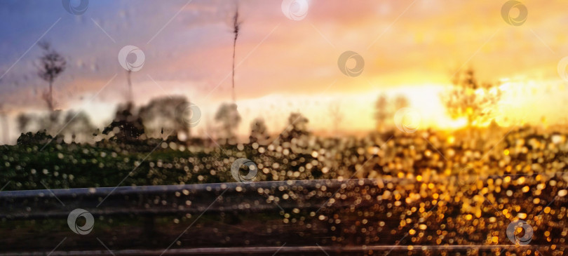 Скачать Вид через мокрое стекло на природу фотосток Ozero